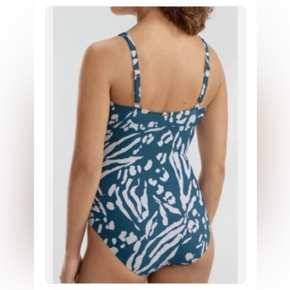 Anne Cole
JUNGLE
FEVER Printed
V-Wire
Ruched One-Piece
Swimsuit
Size 10 - Picture 4 of 15